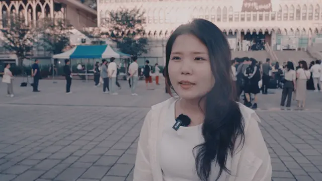 연세대 시국선언에 함께한 이세나(가명) 씨. 흰옷에 긴머리를 한 학생이 인터뷰를 하고 있다