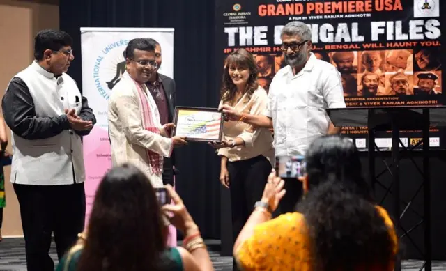 শিকাগোতে ছবির প্রিমিয়ারে ভারতের কনসাল জেনারেলের সঙ্গে ছবির নির্মাতারা