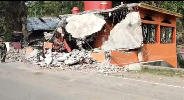 हिंसा के दौरान ध्वस्त मंदिर.