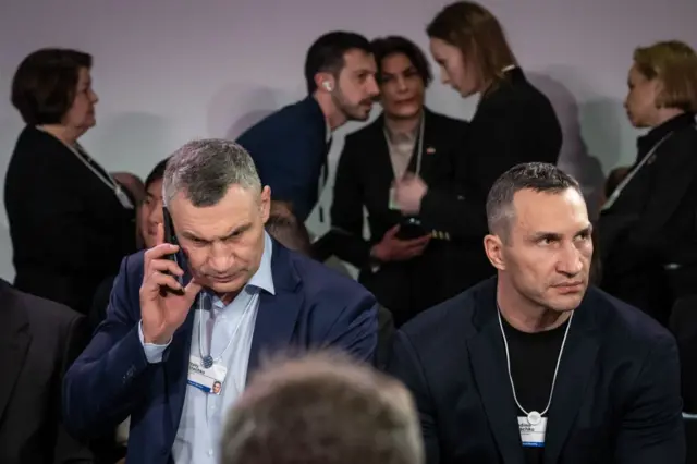 Форум учурунда Украинанын Бровары шаарында тик учак кулап, кеминде 18 адам набыт кеткени белгилүү болду - алардын арасында Украинанын ички иштер министри Денис Монастырский да бар 