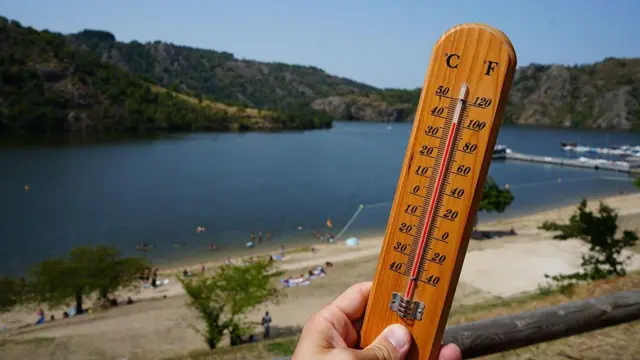 Спиртовой термометр показывает 39 градусов тепла