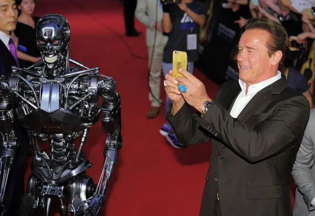 Robô do filme 'O Exterminador do Futuro' ao lado do ator Arnold Schwarzeneggermadueke fifa 23tapete vermelho 