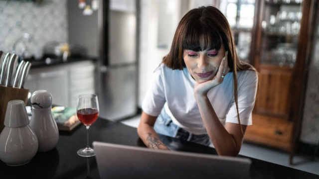 Mulher mexendo no computadorquais os melhores casinos onlinehome office