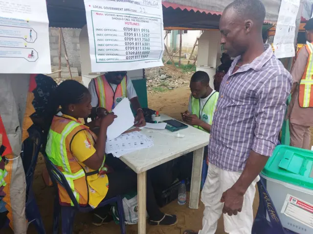 Awọn oludibo n ṣe ayẹwo orukọ wọn ni ibudo idibo kan ni ipinlẹ Rivers