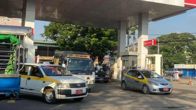 ၂၀၂၆ မတ် ၂၁ ရက်တုန်းက ရန်ကုန်မြို့၊ ဆီဆိုင်တစ်ခုမှာ တန်းစီနေတဲ့ ကားတွေ 