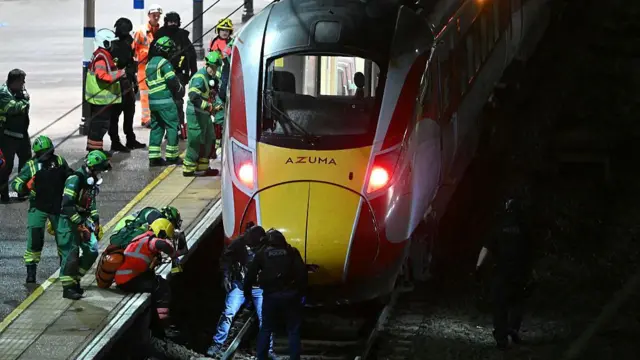 Хантингдон станциясындагы полиция кызматкерлери