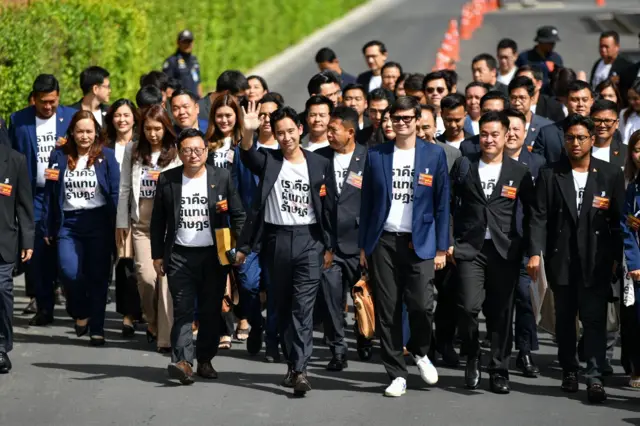 พิธา ลิ้มเจริญรัตน์ หัวหน้าพรรคก้าวไกล นำ สส. ของพรรคเข้ารายงานตัวต่อสำนักเลขาธิการสภาผู้แทนราษฎร ภายหลังพรรคสีส้มคว้าชัยชนะในการเลือกตั้งปี 2566 ด้วยยอด สส. 151 คน