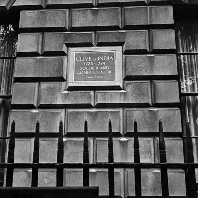 লন্ডন কাউন্টি কাউন্সিলের ফলক যেখানে ক্লাইভকে প্রশাসক এবং সৈনিক হিসেবে সম্মানিত করা হয়েছে।