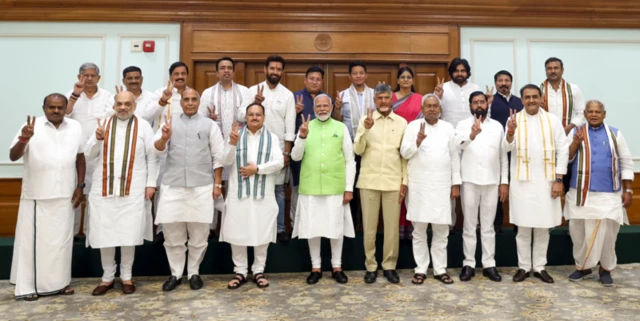 யோகி பக்கம் நிற்கும் ஆர்எஸ்எஸ், அமித்ஷா பக்கம் நிற்கும் மோதி : அடுத்த வாரிசு யார்? 