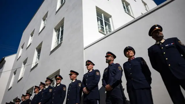 Поліцейські вишикувалися біля нової поліцейської дільниці після її відкриття