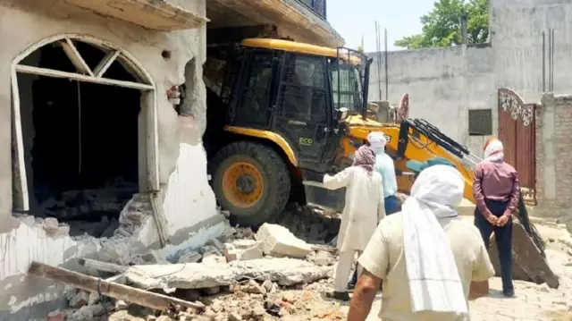 ઉત્તર પ્રદેશ સરકારે કહ્યું કે કાર્યવાહીની નોટિસ ઘણા સમય પહેલાં મોકલવામાં આવી હતી 