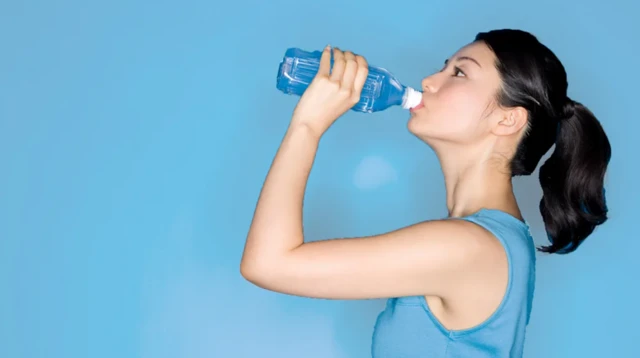 ஒரு நாளைக்கு எவ்வளவு தண்ணீர் அருந்த வேண்டும்? அதிகமாக தண்ணீர் அருந்துவது பிரச்னையா?