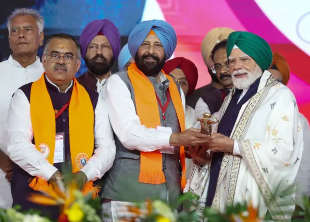 ਪ੍ਰਧਾਨ ਮੰਤਰੀ ਨਰਿੰਦਰ ਮੋਦੀ ਨੂੰ ਸਨਮਾਨ ਕਰਦੇ ਹੋਏ ਭਾਜਪਾ ਆਗੂ