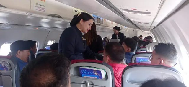 सौर्य एअरको एउटा विमानभित्र यात्रु र परिचारिकाहरू 