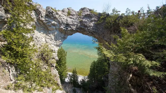 นักท่องเที่ยวสามารถเดินป่า ปั่นจักรยาน หรือโดยสารรถม้าไปยัง Arch Rock 