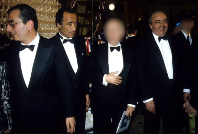 الإخوان فايد مرتدين لباساً رسمياً مع شخص رابع تم إخفاء وجهه