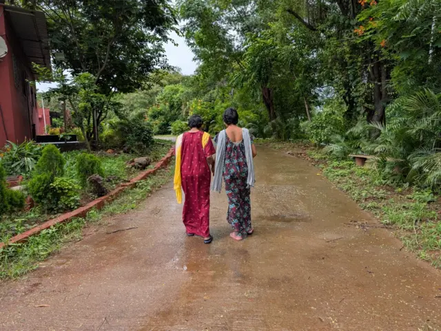 कर्जतच्या श्रद्धा संस्थेत राहणाऱ्या जुळ्या बहिणी 