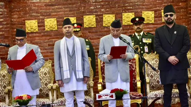 नवनियुक्त प्रधानन्यायाधीश मनोजकुमार शर्मालाई शपथ गराउँदै राष्ट्रपति रामचन्द्र पौडेल, साथमा उपराष्ट्रपति रामसहाय प्रसाद यादव र प्रधानमन्त्री वालेन्द्र शाह 'बालेन'