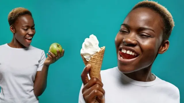 Ilustração da mesma pessoa em dois momentos: segurando uma maçã e segurando um sorvete