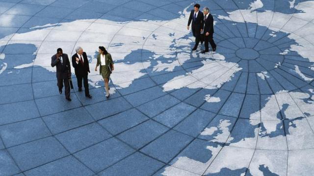 Pessoas conversandoapp da betanocimaapp da betanopiso com estampa do mapa mundi