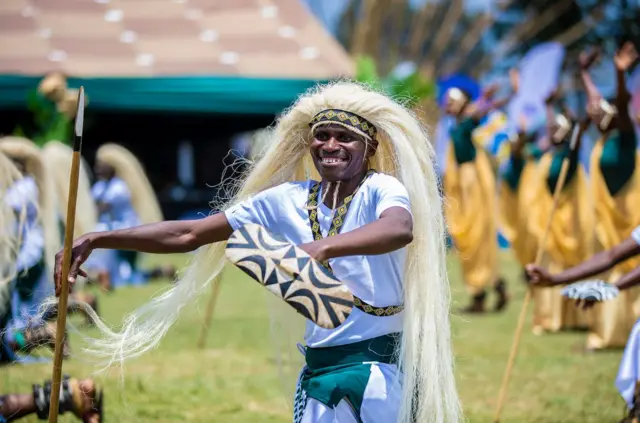 Intore n'imihamirizo yazo ni imbyino gakondo Nyarwanda zihera mu biragano bya kera no kugeza ubu