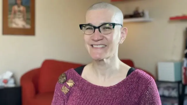 April Hubbard avuga ko abantu akenshi bashobora guhisha uburibwe ariko hari igihe we bimunanira