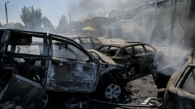 Local de ataque de drones russos em um mercado na cidade fronteiriça de Druzhkivka, na região de Donetsk (Ucrânia)