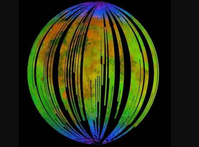 चंद्राच्या दोन्ही ध्रुवांजवळ दिसणारा निळा भाग तिथे असणारं घन रूपातल्या पाण्याचं अस्तित्त्वं दाखवतोय