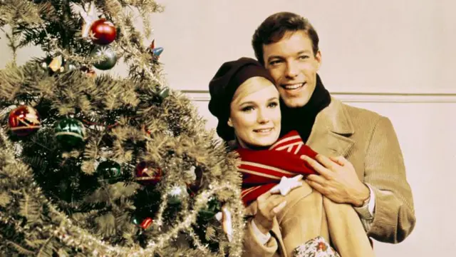 Ričard Čamberlen i njegova koleginica Ivet Mimije u Jutro donosi radost. Kritike su tvrdile da se publika smejala „na pogrešnim mestima"