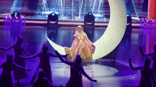 એક પબ્લિક પર્ફૉરમન્સ દરમિયાન રેખાની તસવીર 