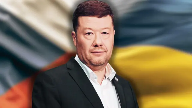 Окамура на тлі українського та чеського прапорів