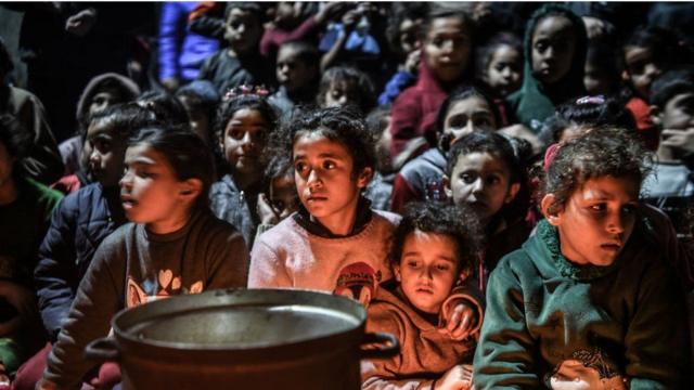 ガザ地区南部ラファのシェルターに身を寄せる子供たち（8日）