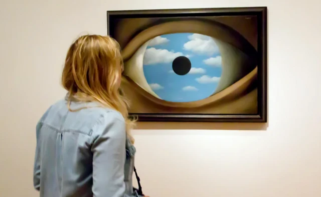 በሦስት ማዕዘን ውስጥ ያለ ዐይን