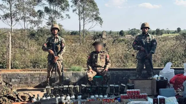 ဖမ်းမိတဲ့ ဒုတိယဗိုလ်မှူးကြီးကို မန္တလေးပြည်သူ့ကာကွယ်ရေးတပ်ဖွဲ့တွေနဲ့အတူ မြင်တွေ့ရတာဖြစ်ပါတယ် 