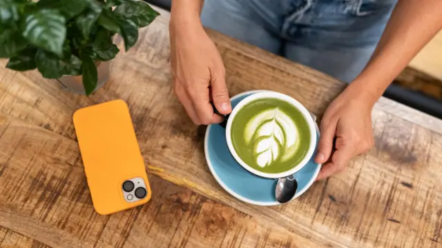 Matcha i telefon na stole.