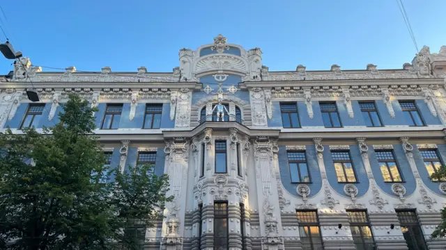 I ovu zgradu u ulici Elizabetes 10b, izgradio je arhitekta Mihail Ajzenštajn 1903. godine