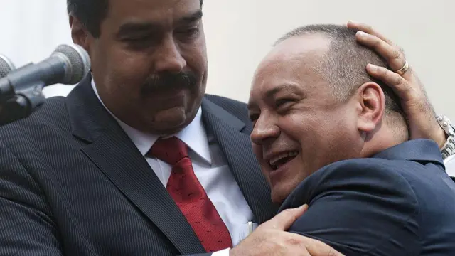 Nicolás Maduro abraça Diosdado Cabello.