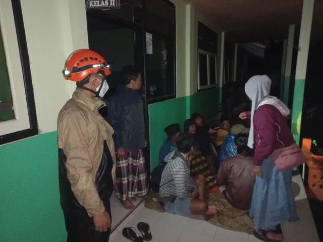 Pos pengungsian di Lumajang