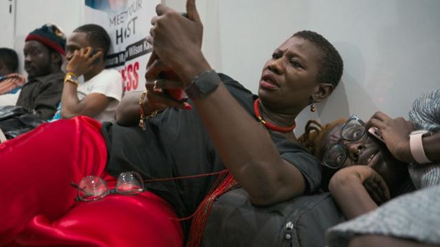 Yvonne Aki-Sawyerr et sa fille (à droite) au siège de l'APC à Freetown lorsque des gaz lacrymogènes ont été lancés lors de troubles politiques en juin 2023.