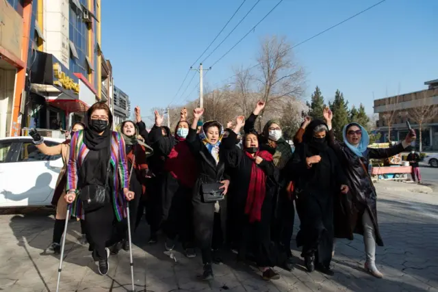 Taliban Aralık 2022'de kadınlara üniversiteleri yasakladığında küçük çaplı protesto gösterileri düzenlendi