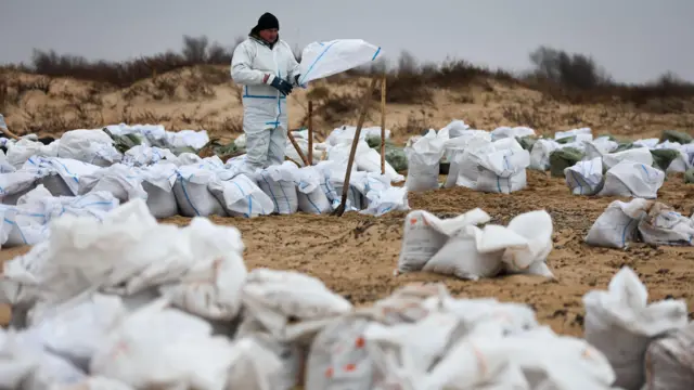 Ыктыярчылар тазалап бүткөн жээк дароо эле кайрадан булганууда