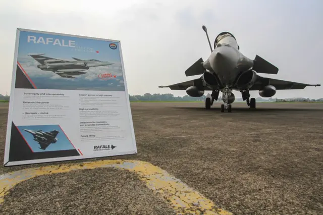 Sebuah jet tempur Rafale dari Prancis dipamerkan di Pangkalan Militer Halim Perdana Kusuma di Jakarta, Indonesia pada 26 Juli 2023.