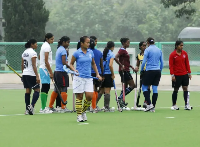 హాకీ ఆడుతున్న క్రీడాకారులు