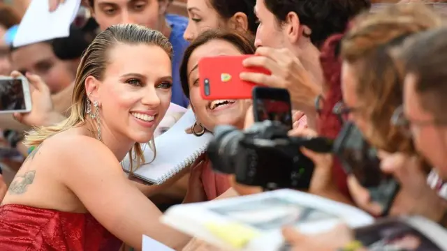 Taatoo beekamtuu Holiiwuud Iskaarlet Johaansan