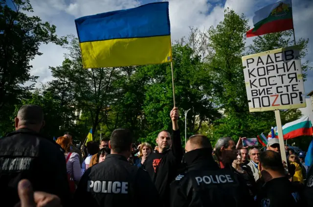 Акція на підтримку України у Софії. На плакаті засуджується політика щодо України президента Румена Радєва, лідерки соціалістів Корнелії Нінової та лідера партії "Відродження" Костадіна Костадінова