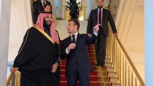 محمد بن سلمان، ولیعهد عربستان سعودی چب، و امانوئل مکرون، رئیس جمهور فرانسه راست.