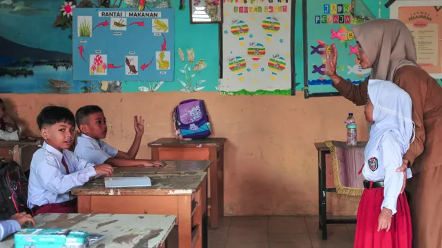 Guru mendampingi siswa di ruang kelas saat mengikuti masa pengenalan lingkungan sekolah di SDN 212 Kota Jambi, Jambi, Senin (15/7/2024). 