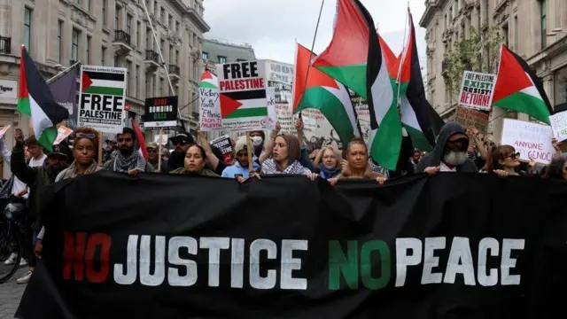 Manifestantes seguraram bandeiras da Palestina e cartazesevolution blazeapoio durante marcha