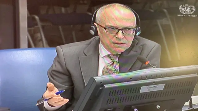 Profeseri Patrick Crass ubwo yatangaga ubuhamya kuri raporo kuri uyu wa gatatu 