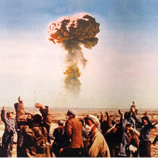 Ƙwararru a wajen gwajin makamin nukiliya da China ta yi a Xinjiang a ranar 16 ga watan Oktoban 1964